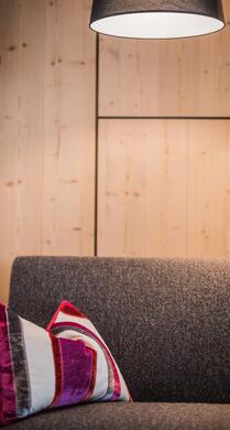 Sofa mit Lampe