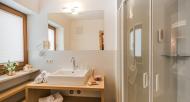 Badezimmer mit Dusche Doppelzimmer Cirmolino
