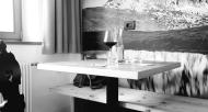 Tisch und Fernseher Suite Dolomiti