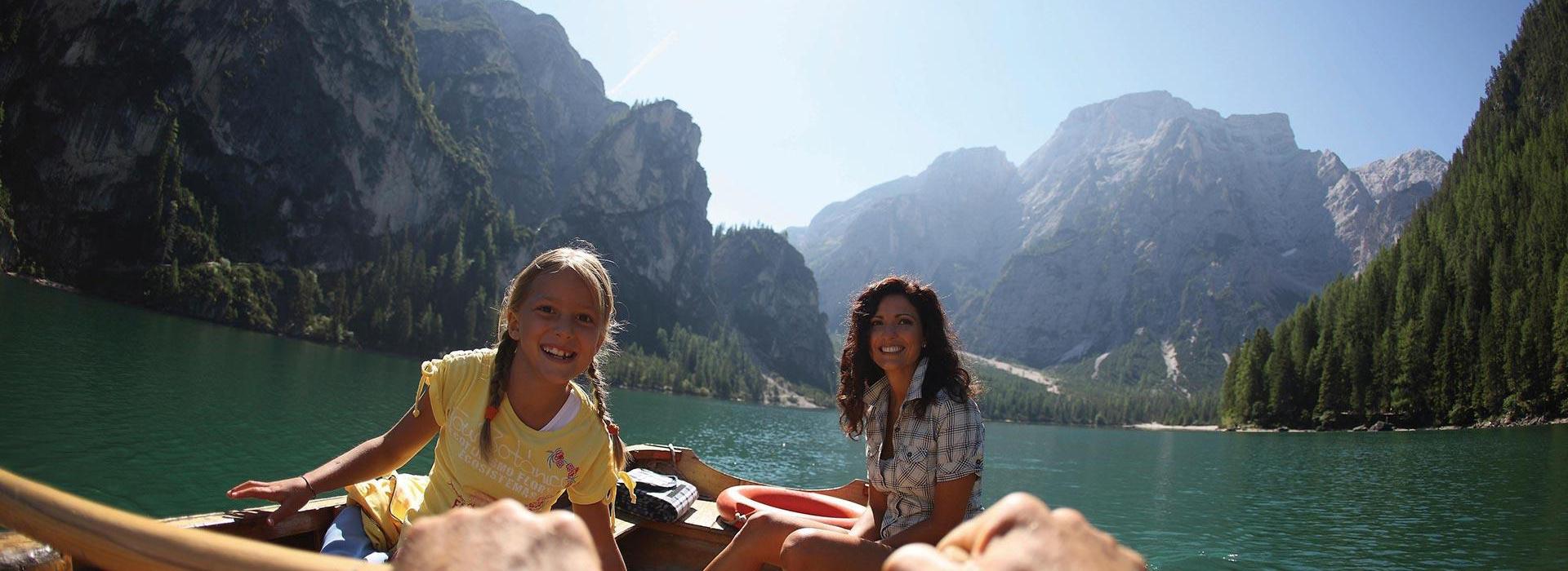 Mit dem Ruderboot auf dem Pragser Wildsee