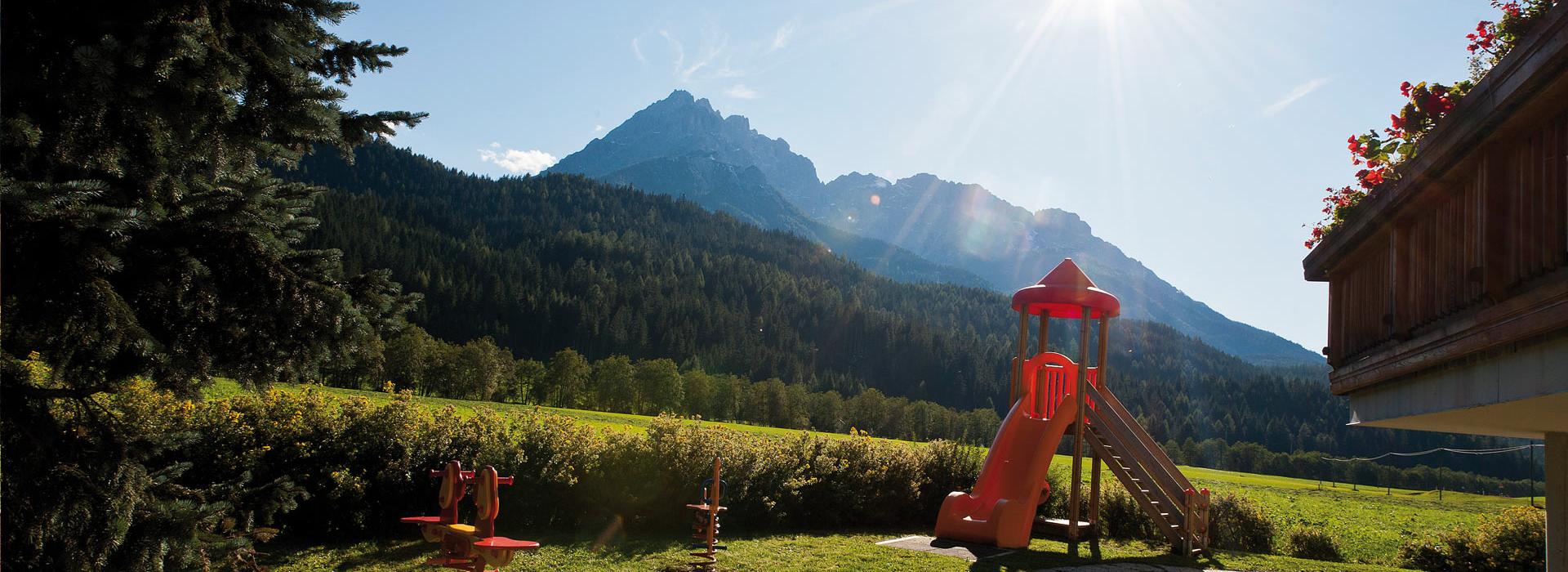 Spielplatz mit Rutsche