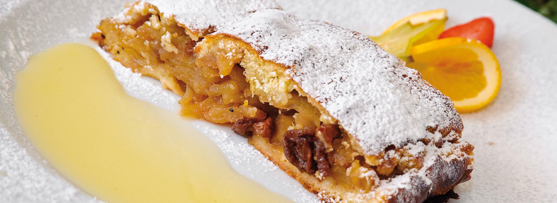 Apfelstrudel mit Vanillesoße