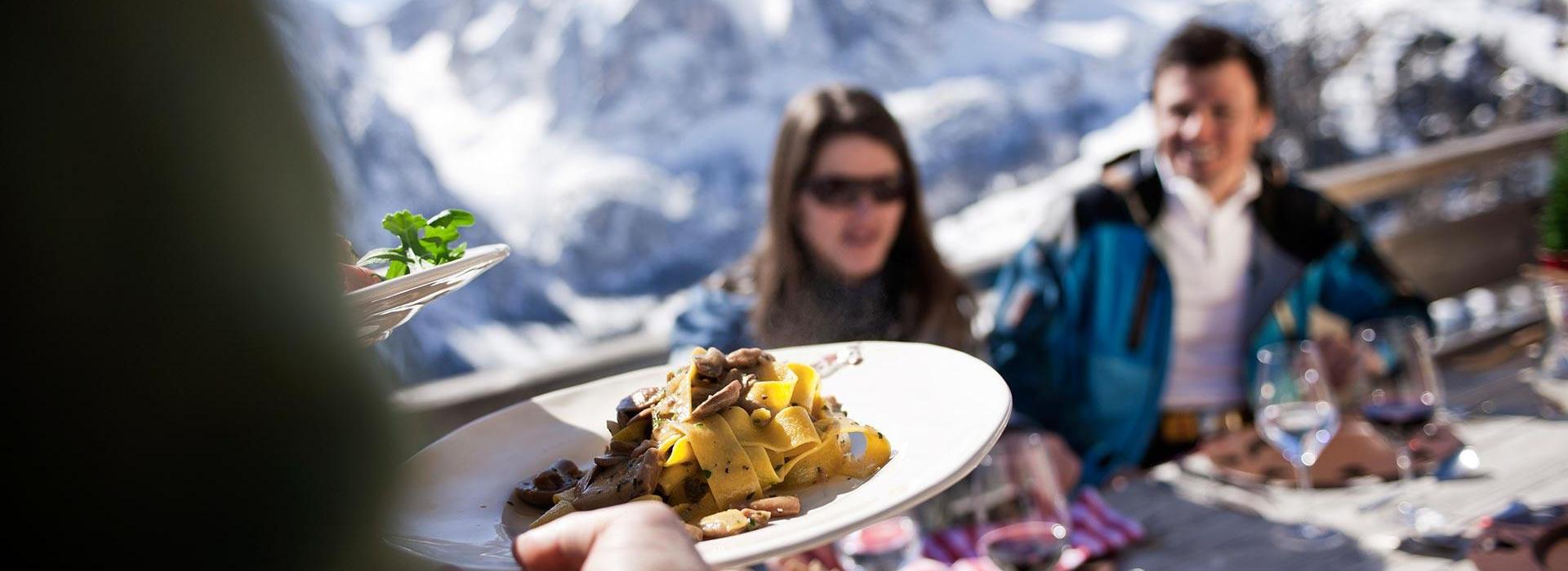 Mittagessen auf der Skihütte