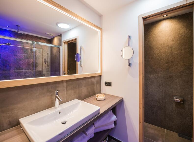 Bagno Suite Caminetto con lavandino, specchio e WC