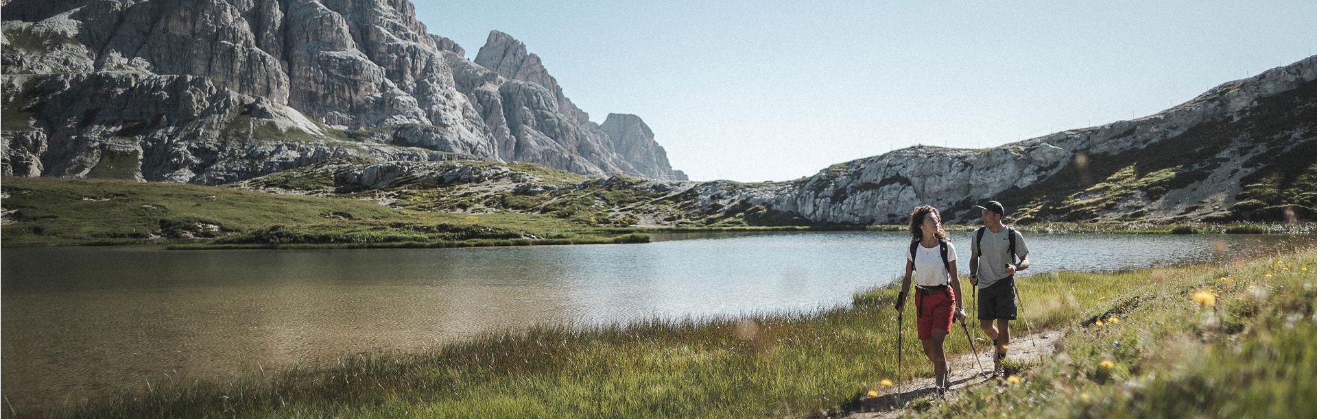 Ein Mann und eine Frau beim Wandern in den Dolomiten
