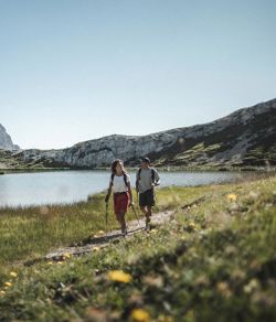 Un uomo e una donna in cammino nelle Dolomiti