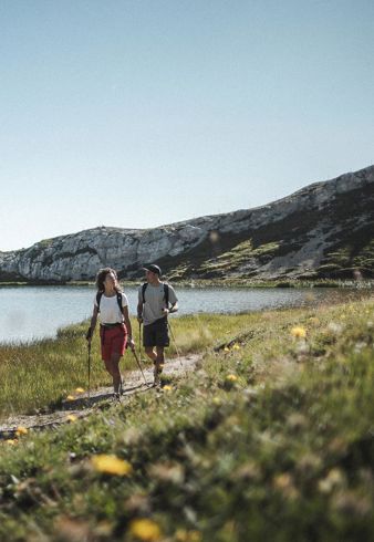 Un uomo e una donna in cammino nelle Dolomiti