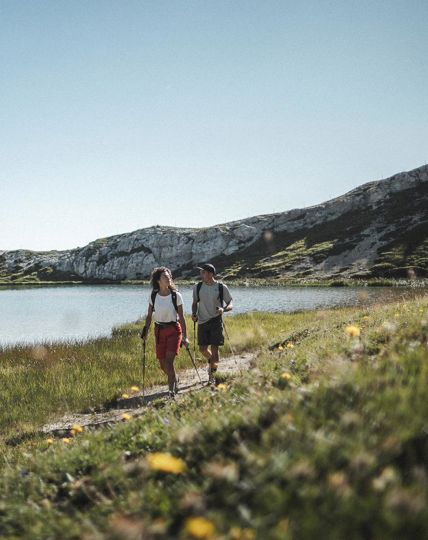 Un uomo e una donna in cammino nelle Dolomiti