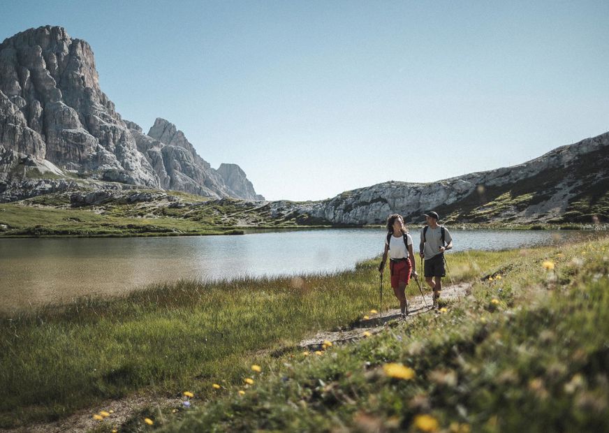 Un uomo e una donna in cammino nelle Dolomiti