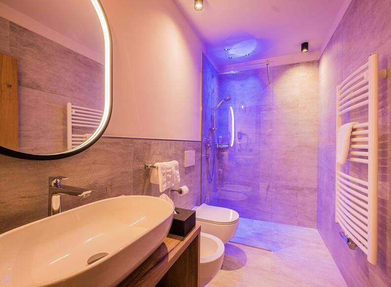 Bagno della camera Dependance Nature con specchio, lavandino, bidet, WC e doccia