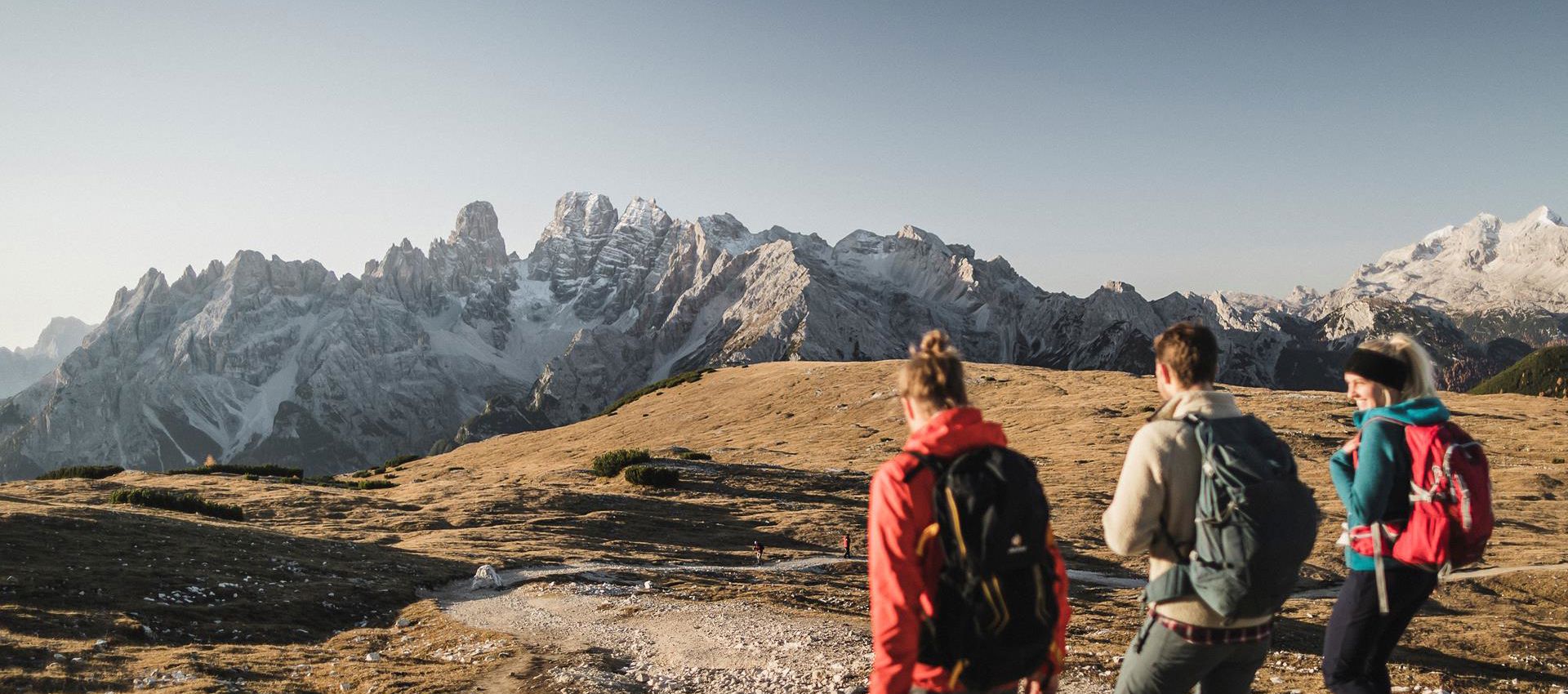 Zwei Frauen und ein Mann in den Dolomiten