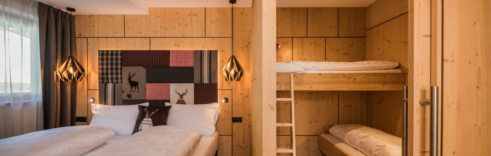 Family room Lina with double bed and separate area with bunk bed for kids