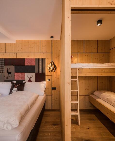 Familienzimmer Lina mit Doppelbett und Kinder-Schlafbereich mit Etagenbett für die Kinder