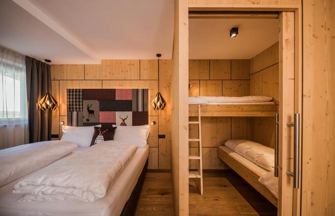 Familienzimmer Lina mit Doppelbett und Kinder-Schlafbereich mit Etagenbett für die Kinder