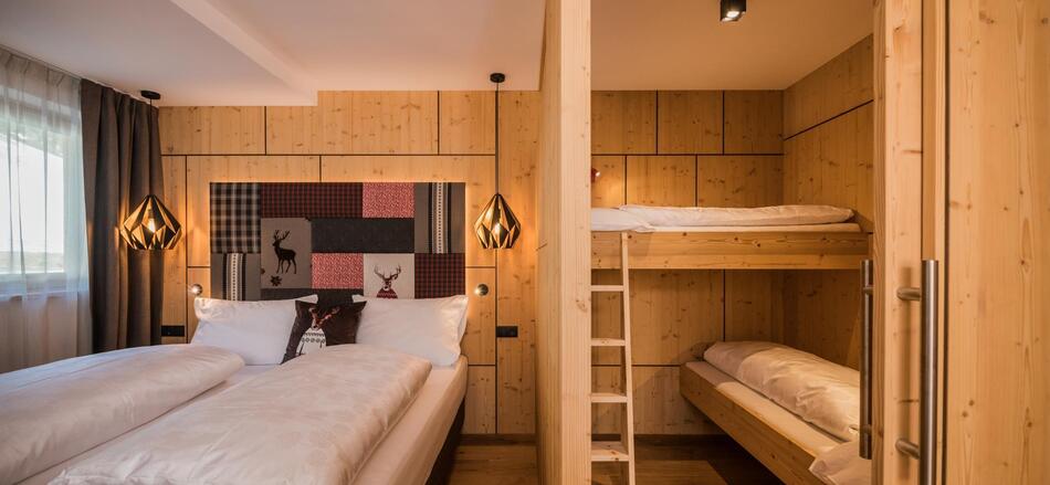 Familienzimmer Lina mit Doppelbett und Kinder-Schlafbereich mit Etagenbett für die Kinder