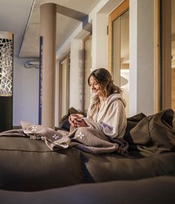 Una donna è sdraiata su una sdraio e beve una tazza di tè