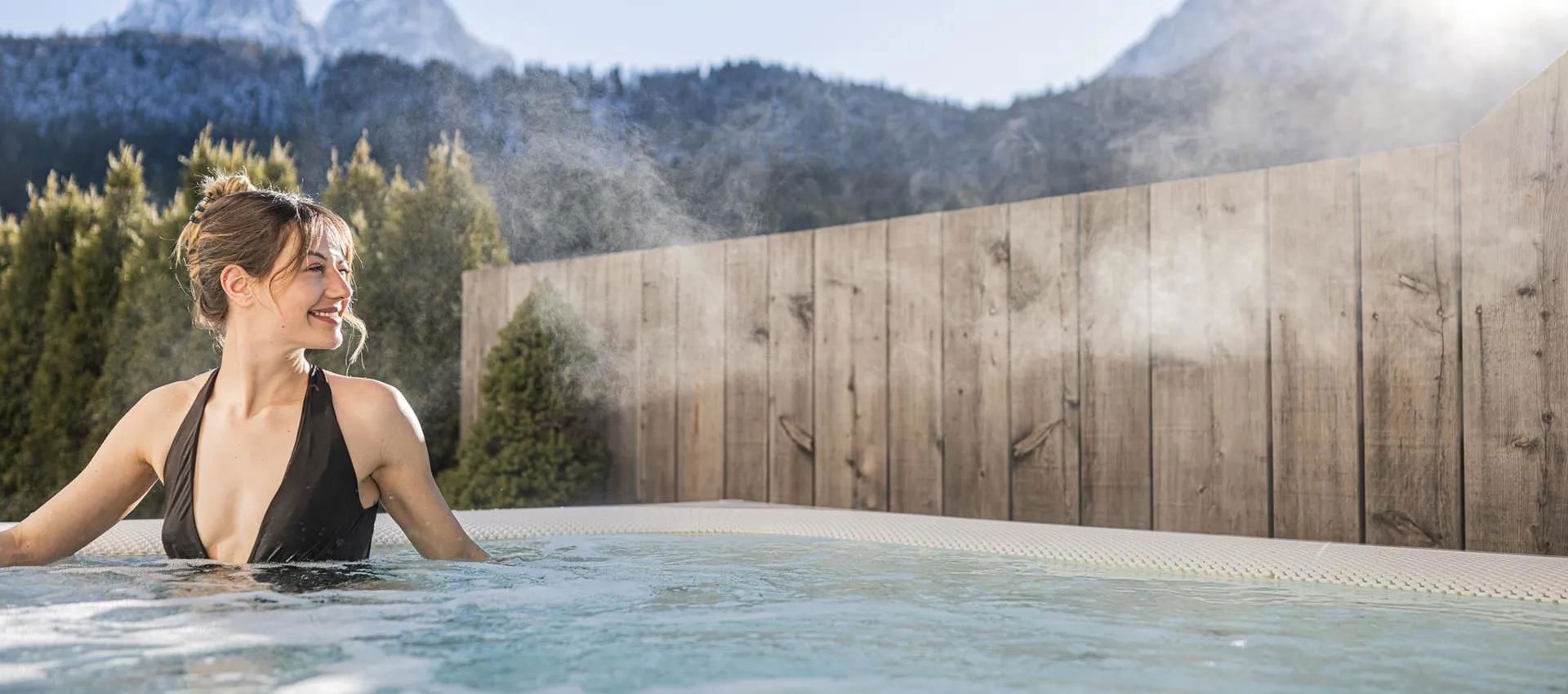 Eine Frau liegt im Whirlpool