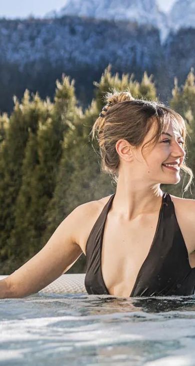 Una donna è sdraiata nella vasca idromassaggio