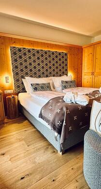 Komfortzimmer Cosy mit Doppelbett, Schrank und Minikühlschrank