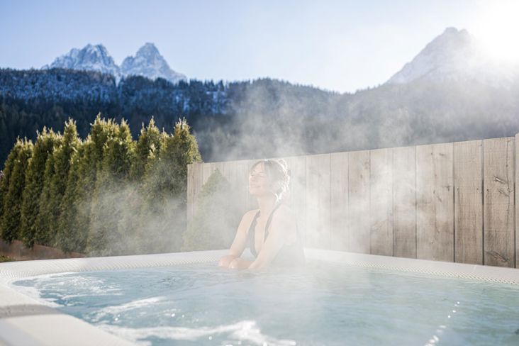 Eine Frau liegt im Whirlpool