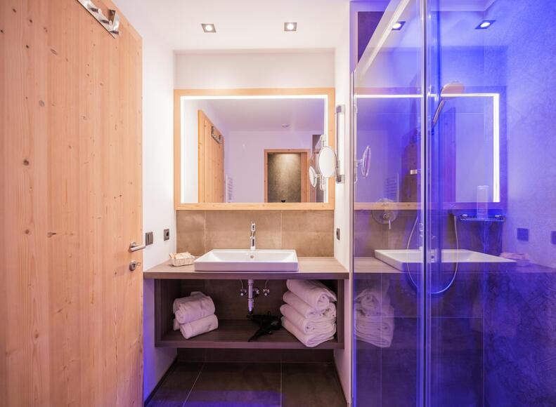 Bathroom "Family Lina" with sink, mirror and shower