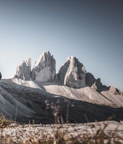 Una donna e un uomo in cammino, con le Tre Cime sullo sfondo