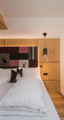 Doppelbett und Kinder-Schlafbereich "Suite Penthouse Caminetto"