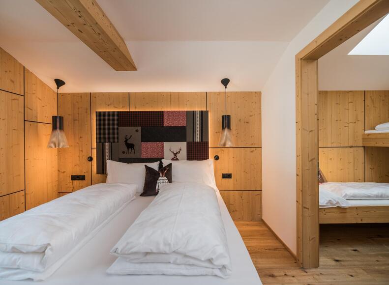 Letto matrimoniale e reparto separato per bambini "Suite Penthouse Caminetto"