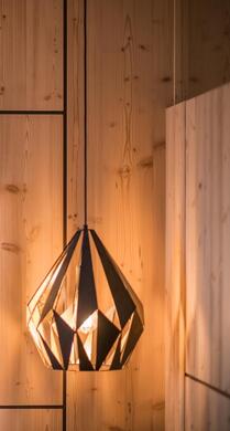 Details des Zimmers Milli mit Lampe