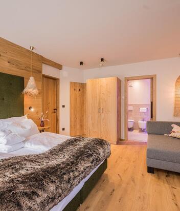 Camera dependance nature con letto, divano, armadio, TV e bagno