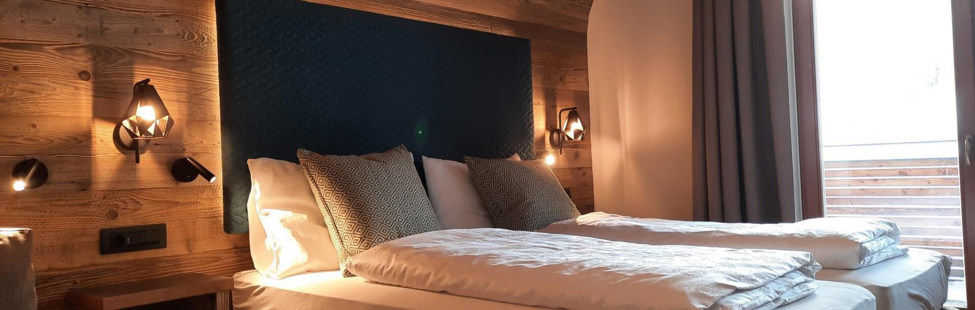 Suite dolomiti in legno con letto, divano