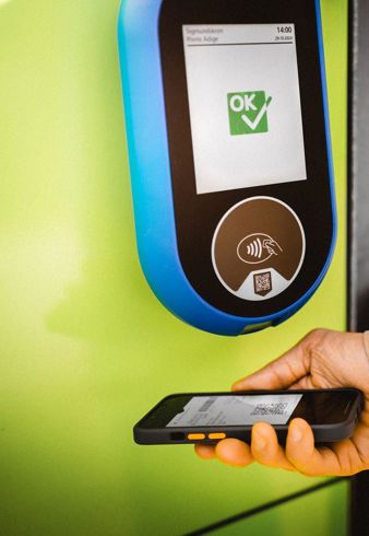 Una persona legge il proprio biglietto digitale