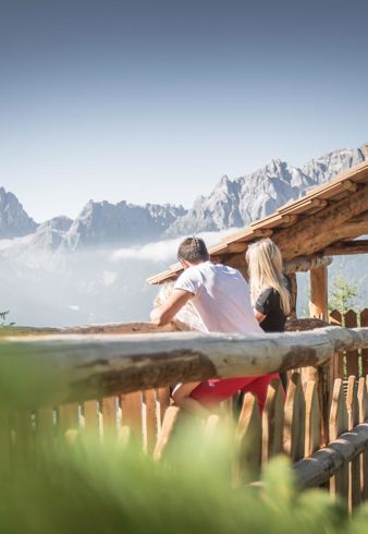 Un uomo e una donna guardano il paesaggio montano circostante