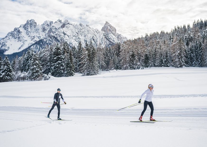 Ein Mann und eine Frau beim Langlaufen in den Dolomiten