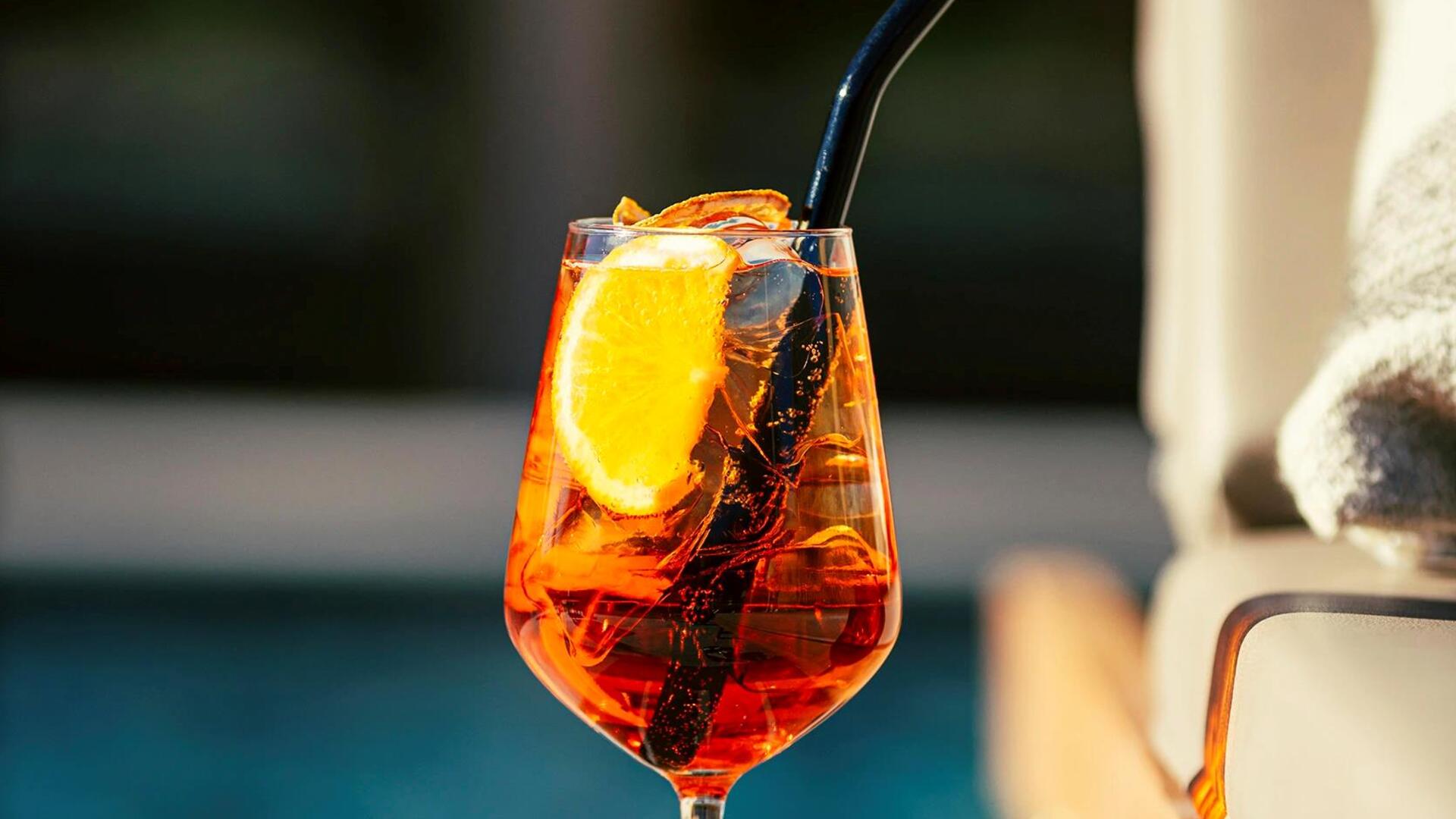 Ein Aperol Spritz auf einer Liege am Poolrand