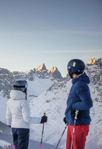 Ein Mann fährt mit seinen Skiern eine Skipiste im Skigebiet Drei Zinnen hinunter