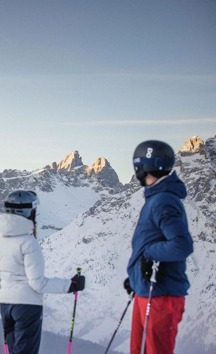 Ein Mann fährt mit seinen Skiern eine Skipiste im Skigebiet Drei Zinnen hinunter