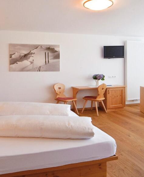 Superior Zimmer mit Doppelbett, Sofa, Schreibtisch, Schrank und Balkon Richtung Innichen