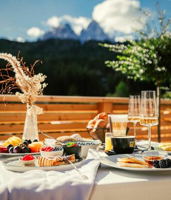 Frühstück auf der Terrasse mit Blick auf den Haunold