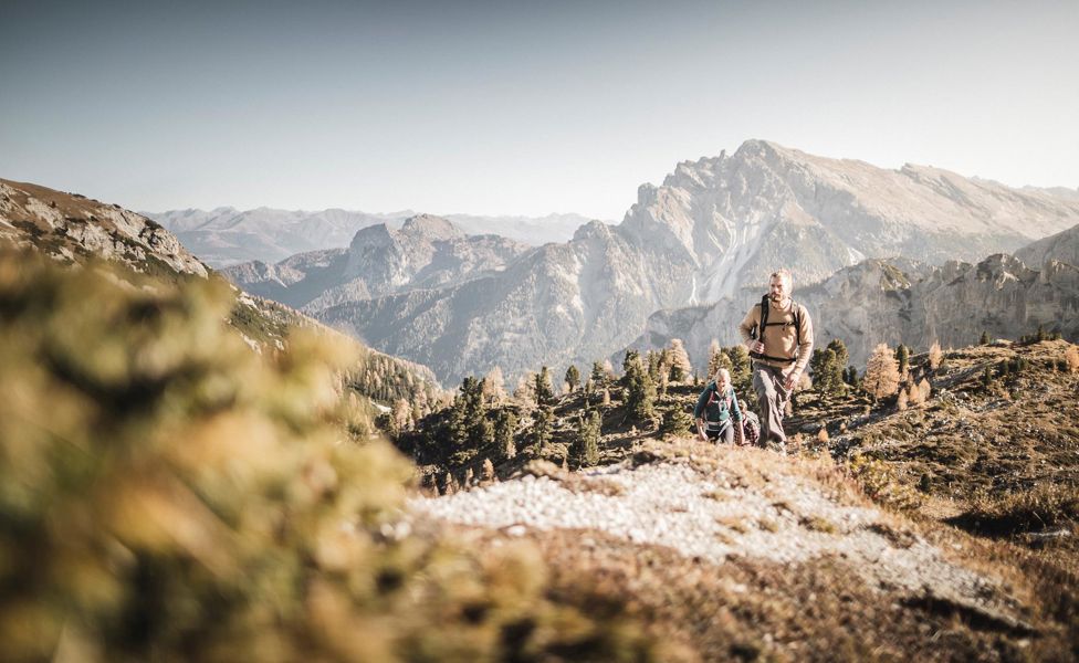 Due persone in cammino nelle Dolomiti