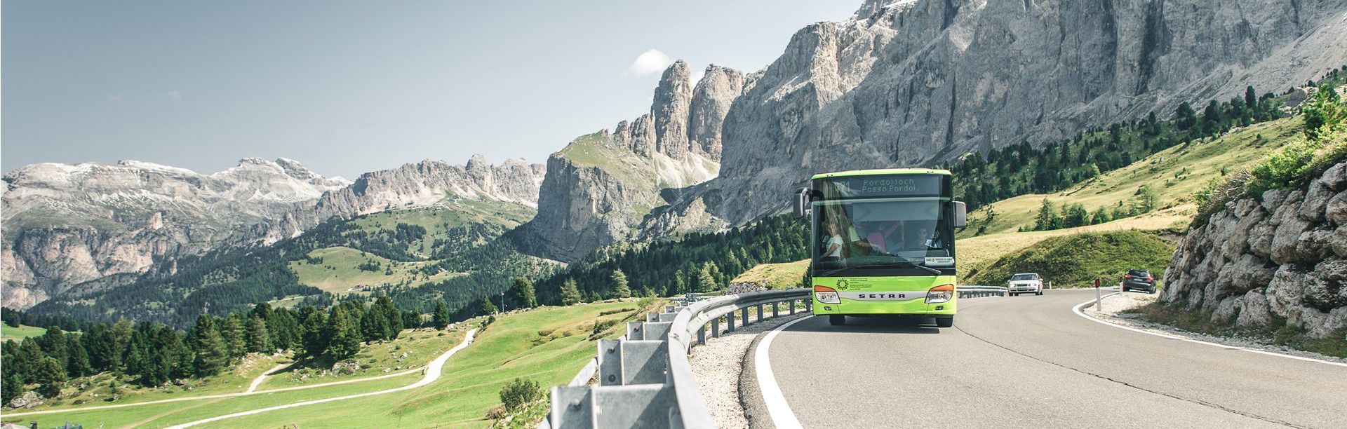 Un autobus viaggia verso il Pordoi Joch