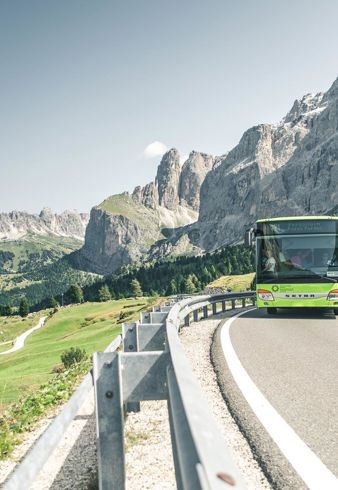Un autobus viaggia verso il Pordoi Joch