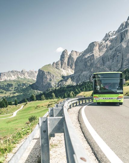 Un autobus viaggia verso il Pordoi Joch
