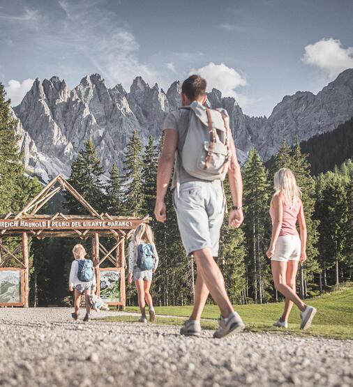 A family in the Haunold Giant Kingdom