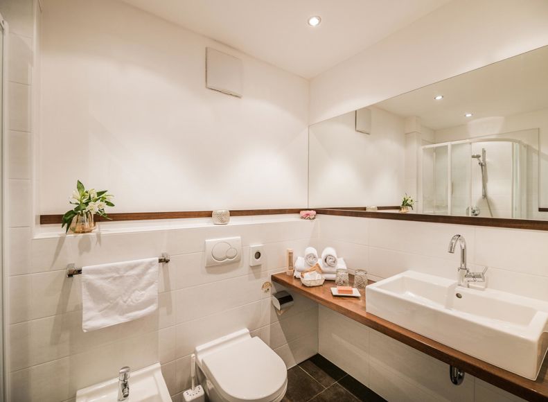 Badezimmer mit Dusche