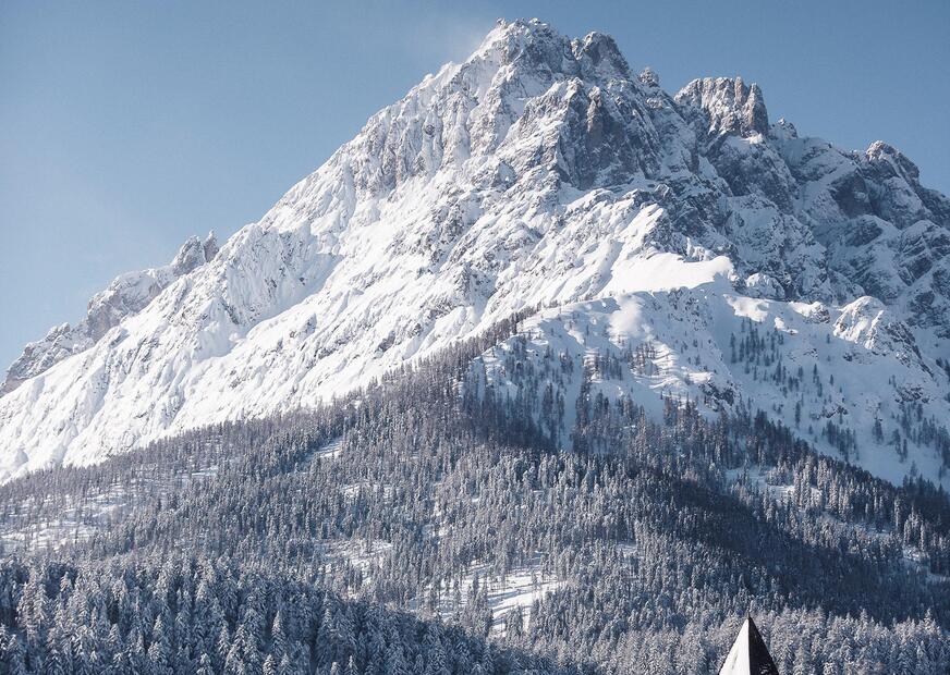 Kirche von Vierschach mit Haunold im Hintergrund