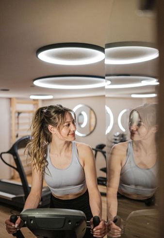 Una donna si allena in palestra